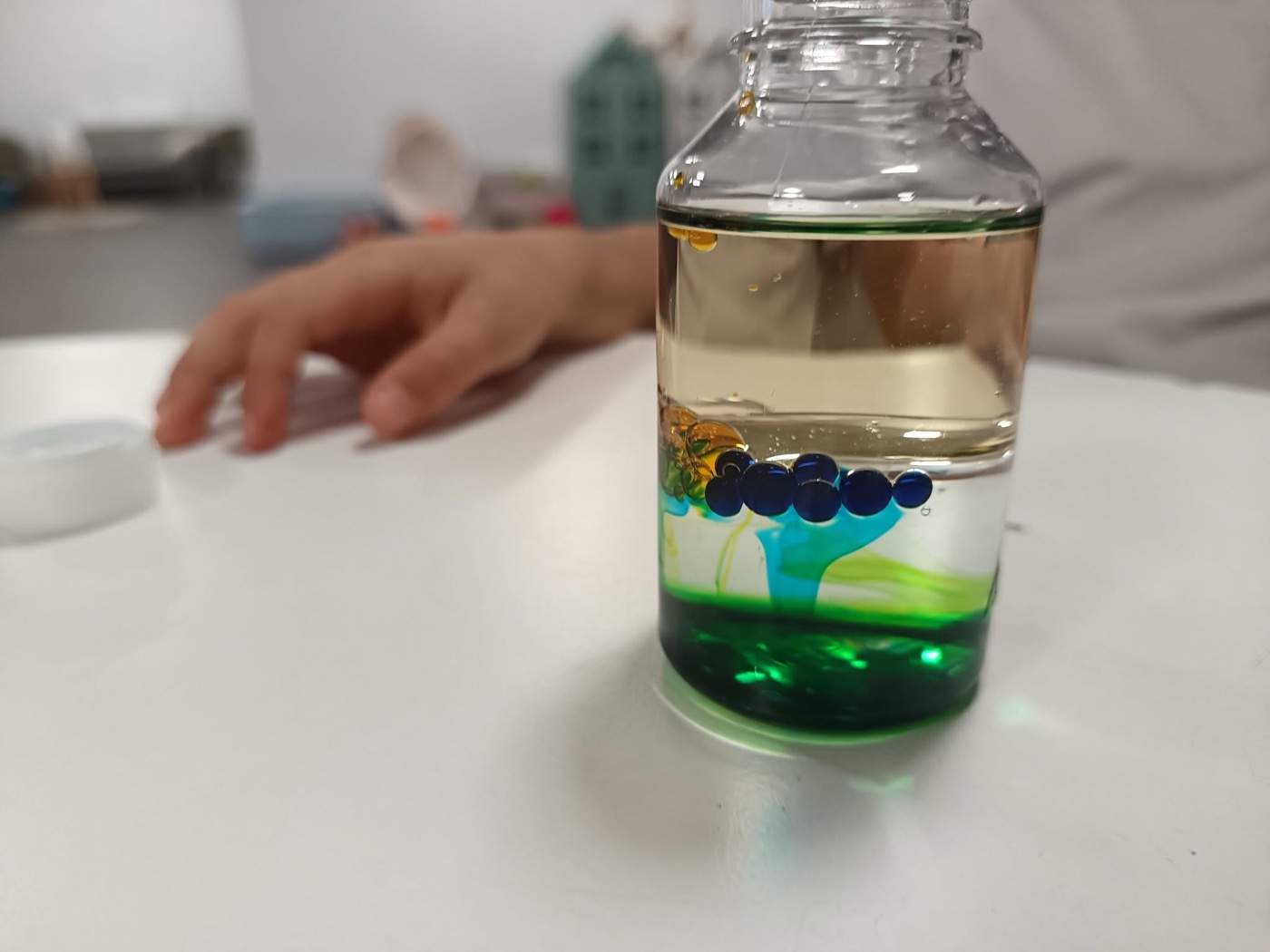 Lava lamp: picături colorate care urcă printr-un strat de ulei